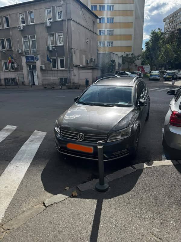Mașină parcată în locul nou amenajat, la limita trecerii